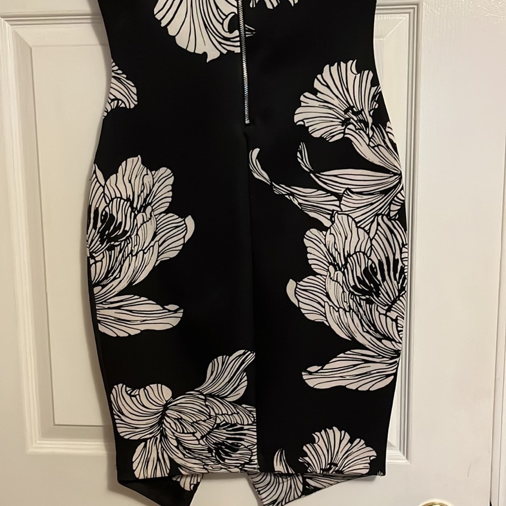 2/20 Women’s Medium Dress Black and white design - Picture 5 of 7